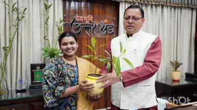 देहरादून: हर हर शंभू फेम भजन गायिका अभिलिप्सा पांडा ने कैंप कार्यालय में की सीएम धामी से भेंट