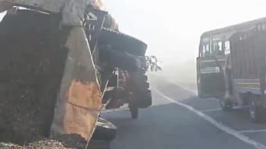 धनौरा: गजरौला में जूबिलेंट फैक्ट्री के पास पलटी भूसे से लदी ट्रैक्टर ट्रॉली, लगा जाम