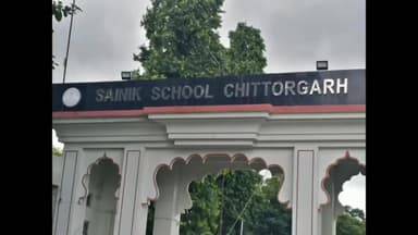 चित्तौड़गढ़: नौ सेना में भर्ती के लिए युवाओं में रुचि पैदा करने के उद्देश्य से सेना की मोटर कार रैली पहुंची सैनिक स्कूल