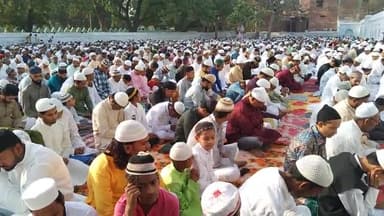 मिर्ज़ापुर: कड़ी सुरक्षा के बीच इमामबाड़ा स्थित ईदगाह में मौलाना हाफिज इस्तखार ने ईद उल फितर की नमाज़ अदा कराई