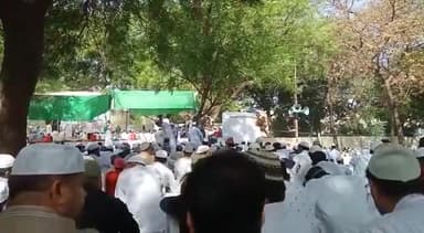 कानपुर: बड़ी ईदगाह में लाखों की संख्या में लोगो ने अदा की ईद उल फितर की नमाज,भारी पुलिस बल रहा मौजूद