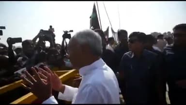 पटना ग्रामीण: गांधी मैदान पहुंचे मुख्यमंत्री नीतीश कुमार, लोगों को दी ईद की शुभकामनाएं.