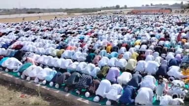 दौसा: नई ईदगाह बिजोरी में ईद की नमाज में झुके एक साथ हजारों सिर एक दूसरे को दी ईद की मुबारकबाद