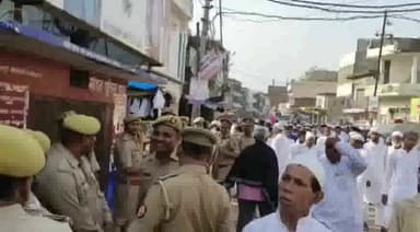 भदोही: भदोही में हर्षोल्लास के बीच मनाया जा रहा है ईद का पर्व अजमुल्ला चौराहे पर dmSp sdm वकोतवाल  दी लोगों को ईद की बधाइयां