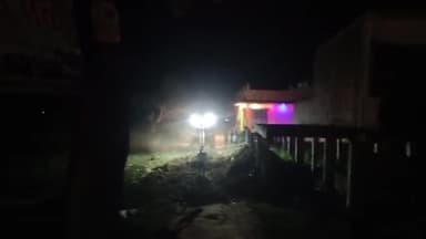 बलरामपुर समाचार बलरामपुर बहराइच मार्ग से सेखरपुर बीच मार्ग को जोड़ने वाले मार्ग को खोदकर नाली बनाती जेसीबी पूर्व में थ न