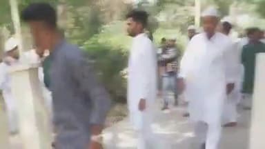 बहराइच: अग्रसेन चौक स्थित मौलवी बाग कब्रिस्तान सहित जनपद के कब्रिस्तानों में अपनों की कब्रों पर फातेहा पढ़ने के लिए जुटी भीड़