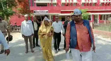 भदोही: आम आदमी पार्टी की तरफ से नगर निकाय भदोही से अध्यक्ष पद के लिए बन्दनापटेल ने किया नामांकन, पति सेना से रिटायर्ड