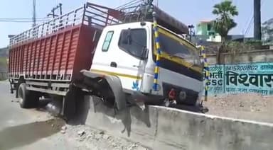 कानपुर: कल्याणपुर बिठूर रोड पर अनियंत्रित होकर ट्रक डिवाइडर पर चढ़ा, बड़ा हादसा टला