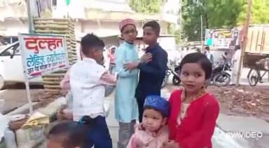 पीरो: ईद के मौके पर पीरो में एक दूसरे के गले मिलकर लोगों ने सांप्रदायिक सौहार्द का दिया पैगाम