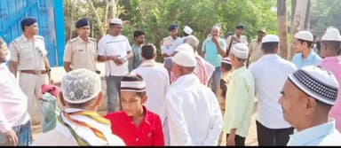 सोनभद्र बंशी सुर्यपुर: मोगलापुर गांव पहुंचकर बंसी बीडीओ ने विधि व्यवस्था का जायज़ा लिया एवं मुसलमान भाइयों को ईद की बधाई दी