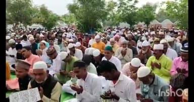 हटा: ईद के पर्व पर जामा मस्जिद हटा में नमाज अदा कर मुस्लिम बंधुओं ने एक दूसरे को दी मुबारकबाद