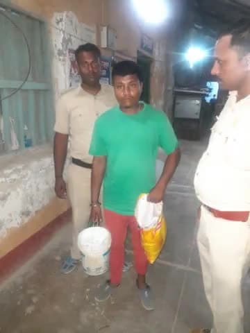गुप्त सूचना के आलोक में आरोपी विकास कुमार पिता स्वर्गीय उपेंद्र झा बहेरा वार्ड 3 से 5 लीटर चूलाई शराब के साथ हुआ गिरफ्तार