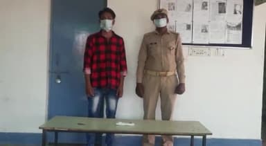 हापुड़: गांव असौड़ा से पुलिस ने चेकिंग के दौरान वारदात करने की फिराक में घूम रहे 1 अभियुक्त को चाकू के साथ किया गिरफ्तार