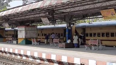 देेेवरिया: सदर रेलवे स्टेशन पर छुट्टी लेकर घर आ रहे फौजी की ट्रेन में हुई मौत, छानबीन में जुटी जीआरपी