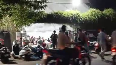 होशंगाबाद नगर: नर्मदा पुरम शहर के वीआईपी रोड अग्निहोत्री गार्डन में लगे फेस टू में महासेल के कारण बार-बार लग रहा जाम लोग हो रहे परेशान