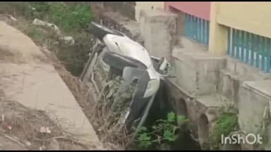 सिंगरौली: बनौली मुख्य मार्ग में तेज रफ्तार परिवहन करती कार अनियंत्रित होकर के नाली में जा गिरी , चालक को आई चोट