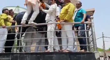 बक्सर: बक्सर में वीर कुंवर सिंह की प्रतिमा पर विभिन्न दलों के कार्यकर्ताओं ने अर्पित किए श्रद्धासुमन