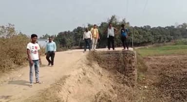 हरलाखी: रामपुर से महथौर गांव को जोड़ने वाली सड़क पर पुल क्षतिग्रस्त होने से लोगों को आवागमन में होती है परेशानी