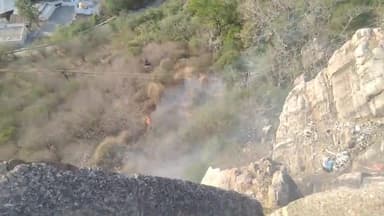 अज्ञात कारणों के चलते लगी आग किले पर रामदेव मंदिर  के पास अग्नि सामन कर्मचारी  ने बताया सादे छ घंटे के प्रयास के बादकाबु