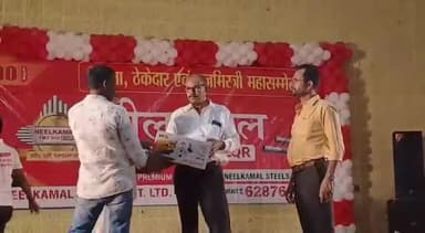 बक्सर: मेहनतकश लोगों को ज़िला मुख्यालय स्थित नगर भवन में आयोजित कार्यक्रम में मिला सम्मान