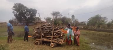 कांके: दोवाडू गांव में बेटी ने दिया मां की अर्थी को कंधा, मुखाग्नि देकर बेटे का निभाया फर्ज