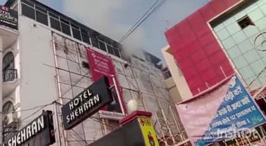 बहराइच: अटकोनवा चौराहे के पास स्थित होटल में अज्ञात कारणों से लगी आग, मौके पर पहुंची फायर ब्रिगेड