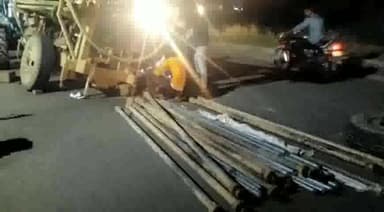 भदोही: रामरायपुर में ट्रॉली का पहिया टूटने से बोरिंग मशीन पलटी, सभी सुरक्षित