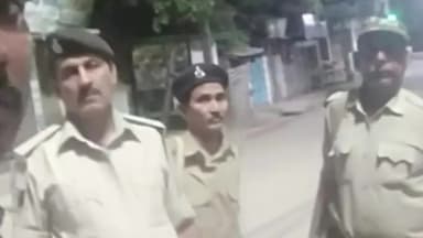 सुप्पी: सुप्पी थाना क्षेत्र के विभिन्न इलाकों में पैदल गश्ती की टीम के द्वारा देर रात्रि चलाया गया विशेष अभियान