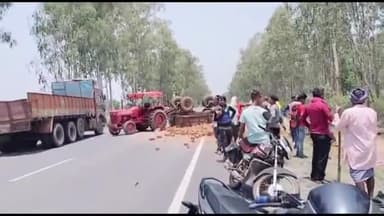 कोंडागांव: बनियागांव NH30 बीच सड़क में पलटा ट्रैक्टर का ट्रॉली