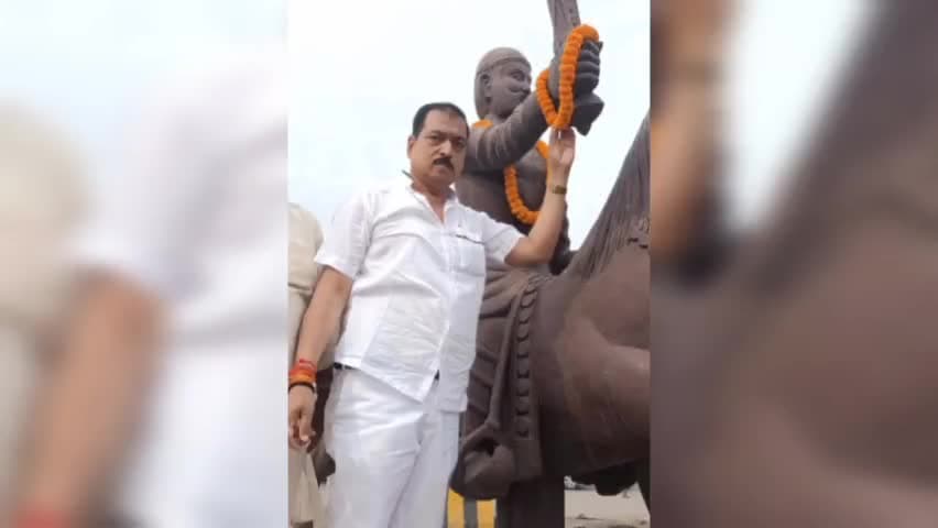 आज #वीर_बांकुडे_वीर_कुंवर_सिंह जी के #जयंती पर वीर_बाकूडे_क्षत्रिय_विकास_मंच के #अध्यक्ष #विमल_सिंह ने #माल्यार्पण किया।