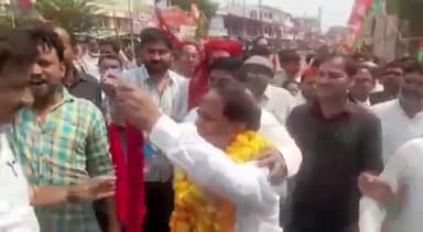 सुल्तानपुर: नगर पालिका सुल्तानपुर के अध्यक्ष पद के सपा प्रत्याशी सैयद रहमान ने कलेक्ट्रेट में किया नामांकन, समर्थन में उमड़ा जनसैलाब