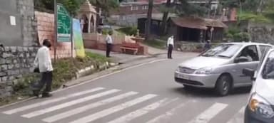 खुंडियां: खुंडिया पालमपुर मार्ग पर पुलिस ने यातायात नियमों की अवहेलना पर वसूला ₹4000 रुपये जुर्माना