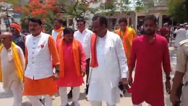 भदोही। सुरियावाँ नगर पंचायत से भाजपा प्रत्याशी विनय चौरसिया ने किया नामांकन।