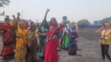 मांडू: प्रदूषण सहित विभिन्न मुद्दों को लेकर कुजू बाजार टांड़ की महिलाओं ने रेलवे साइडिंग में प्रदर्शन कर दी चेतावनी