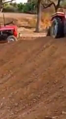 नागौर: जिले में किसान ट्रैक्टर के माध्यम से खेतों में फार्म पौंड का कर रहे हैं निर्माण