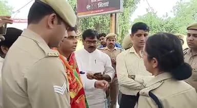 बुलंदशहर चुनाव में प्रशासन कर रहा है दबाब में काम,समय निकल जाने के बाद कई प्रत्याशियों को वापस भेजा परंतु बीजेपी के प्रत्याशी को मिली अनुमति,कर्तव्यनिष्ठ अधिकारी की भी नहीं चली, इन दोनों प्रत्याशियों का नामांकन रद्द किया जाय ।