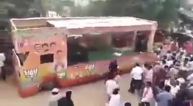 #बीजेपी के #प्रचार रथ का #कर्नाटक में आम #जनता जो #हाल कर रही है वह #हैरान कर देने वाला है........