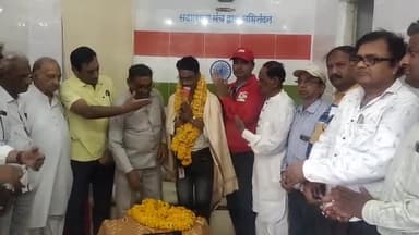 "खास खबर प्रमोद जैन" वीडियो बुलेटिन,(रक्तदान कर 56 लोगोंको जीवनदान देने वाले,रक्तदान में 15 देशों के ब्रांड एंबेसडर, गिनीज बुक में दर्ज, रक्त मित्र शैलू मंडलोई तथा 30 बार रक्तदान करने वाले शैलेंद्र राजपूत का सद्भावना मंच ने किया सम्मान)