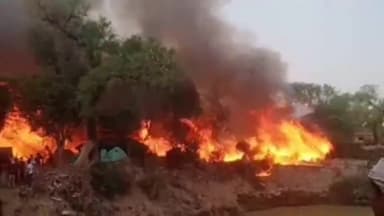 कामां: कामा के गांव इंद्रोली में विद्युत तार टूटने से पशु चारे और इंजन में लगी आग विकराल रूप देखकर चार दमकल को बुलाया गया