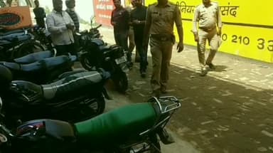 भदोही: चौकी प्रभारी अविनाश त्रिपाठी ने सुरक्षा को लेकर चौरी बाजार स्थित SBI का किया निरीक्षण, दिए आवश्यक निर्देश