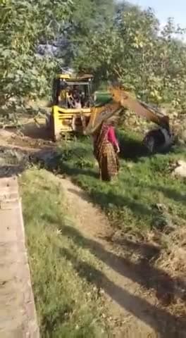 जलेसर: काजीपुर बदनपुर में जेसीबी से जबरन नाली खोदने के विरोध में पीड़ित ने पुलिस से की शिकायत