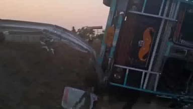 करनाल: करनाल के गांव समानाबाहु के पास असंतुलित होकर दवाईयों से भरा कंटेनर फ्लाईओवर से नीचे पलटा, बाल-बाल बचा ड्राईवर