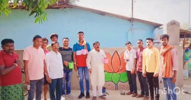 भाजपा मंडल भानपुरी में पूर्व सांसद दिनेश कश्यप वॉल पेंटिंग कर अबकी बार भाजपा सरकार का स्लोगन लिखा