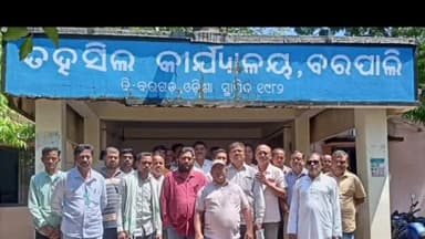 ବରପାଲି: ସମ୍ବଲପୁର ହିଂସା ଘଟଣାରେ ରାଜ୍ୟପାଳଙ୍କ ହସ୍ତକ୍ଷେପ ଦାବି ନେଇ ଜିଲ୍ଲା ହିନ୍ଦୁ ଜାଗରଣ ପକ୍ଷରୁ ତହସିଲଦାରଙ୍କୁ ଦାବିପତ୍ର ପ୍ରଦାନ