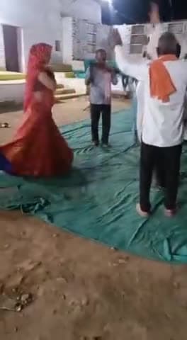 #कांग्रेस_विधायक 
गुनौर विधानसभा में कुछ किया हो या ना किया हो पर राई नृत्य में डांस मजेदार कर रहे हैं देखें यह दृश्य होठों से लगाकर पैसा दे रहे हैं!! 
#विधायक_नृत्य