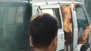 कांके: रांची के बिरसा चौक स्थित प्रकाश नगर के पास स्कूल वैन में लगी आग, स्थानीय लोगों ने आग पर पाया काबू।