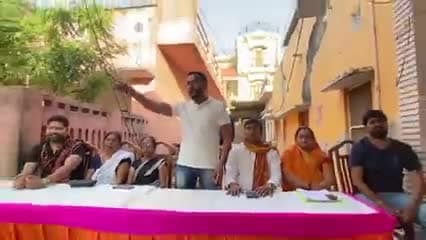 #लट्टू_निशान
ये गोण्डा की सबसे बड़ी विडंबना है कि यहां बीजेपी पार्टी से जुड़े कुछ लोग बार कई बार सपा व निर्दल उम्मीदवारों की मदद करके पार्टी से गद्दारी की है इसबार भी गोण्डा नगरपालिका में ये दूषित मानसिकता के लोग खेल करना चाहते है इसीलिए बीजे