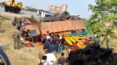 कांके: रांची के बालसिरिंग स्थित रिंग रोड के पास एक ट्रक पलटा, हादसे में एक की मौत।