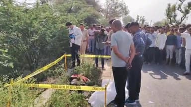 लक्ष्मणगढ़: बावड़ी के समीप सड़क किनारे व्यापारी का शव मिलने से फैली सनसनी, धरने पर बैठे लोग