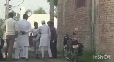 गढ़मुक्तेश्वर: गांव बदरखा में नाली का निर्माण नहीं होने पर ग्राम प्रधान के पति को कीचड़ भरे रास्ते पर घुमाने का वीडियो वायरल